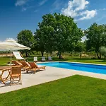 Spacious Country With Private Pool Vila