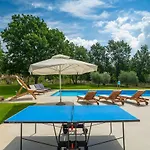 Spacious Country With Private Pool *