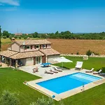 Spacious Country With Private Pool Vila