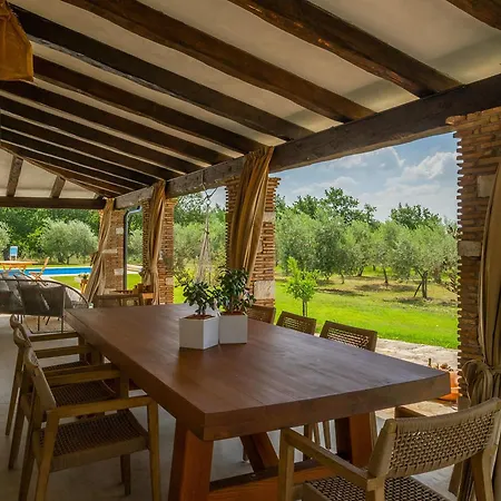 Spacious Country With Private Pool