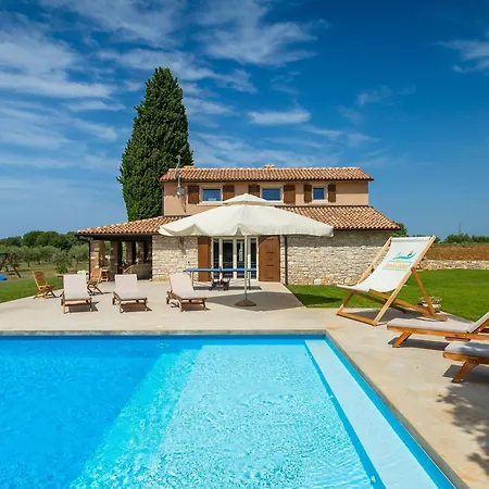 Vila Spacious Country With Private Pool