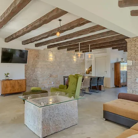 Spacious Country With Private Pool