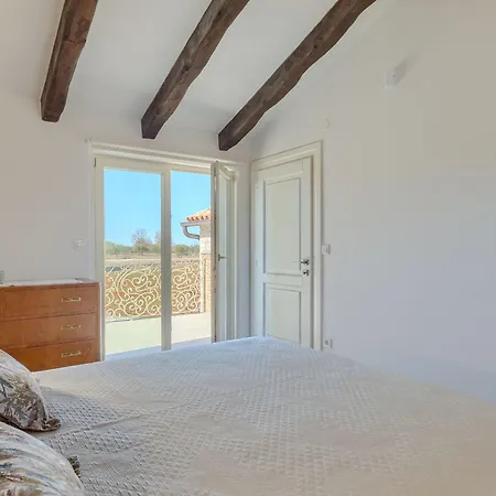 Spacious Country With Private Pool Vila