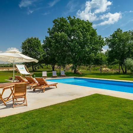 Spacious Country With Private Pool Vila
