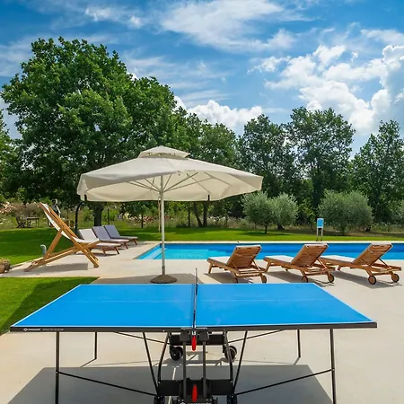 Spacious Country With Private Pool *