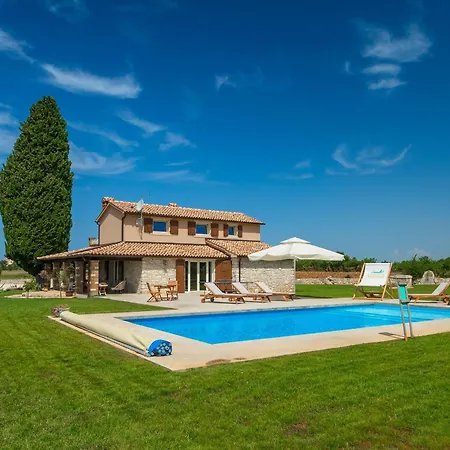 Vila Spacious Country With Private Pool