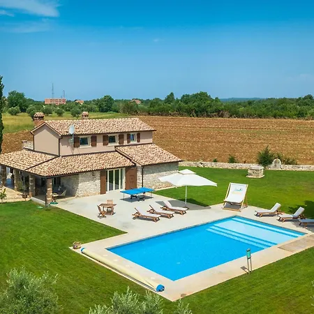 Spacious Country With Private Pool Vila