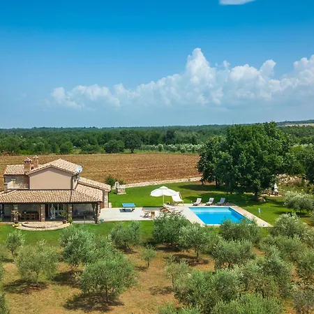 Spacious Country With Private Pool *