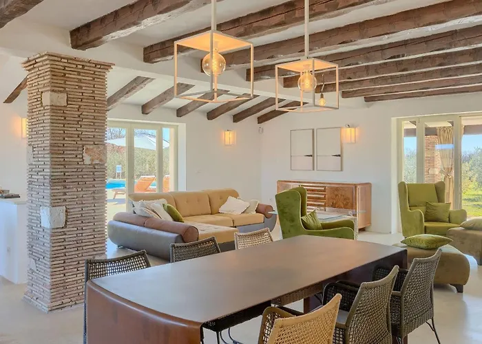 Spacious Country With Private Pool