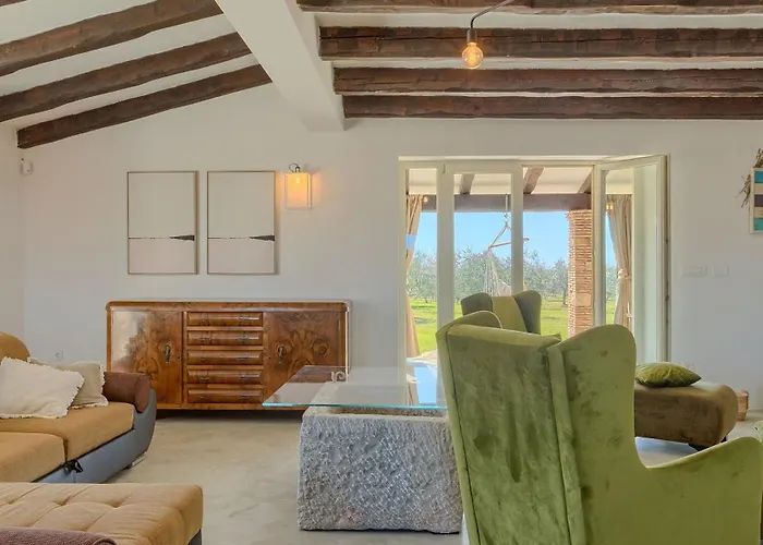 Spacious Country With Private Pool