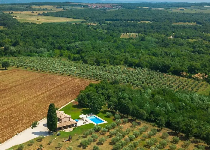 Spacious Country With Private Pool *