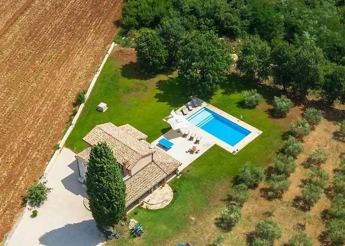Spacious Country With Private Pool