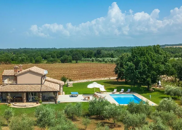 Spacious Country With Private Pool *
