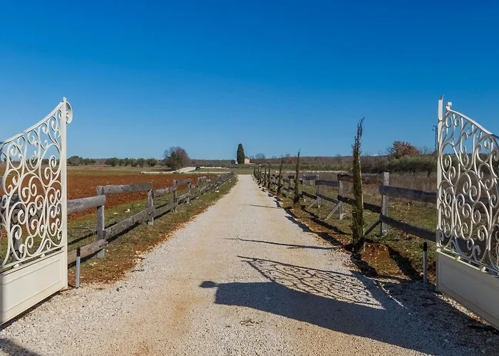 Spacious Country With Private Pool Villa