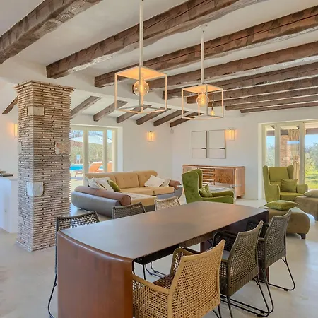 Spacious Country With Private Pool