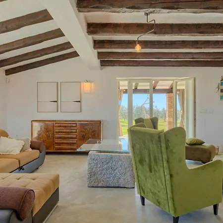 Spacious Country With Private Pool