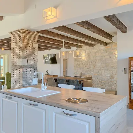 Spacious Country With Private Pool