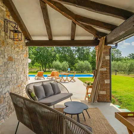 Spacious Country With Private Pool